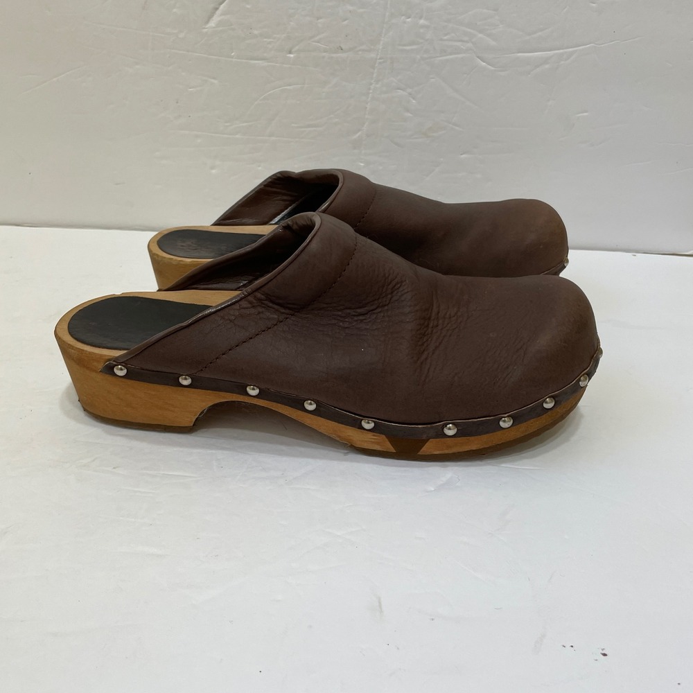 EXCELLENT CONDITION SANITA KRISTEL STUDDED WOODEN CLOGS IN‎ CHESTNUT LEATHER